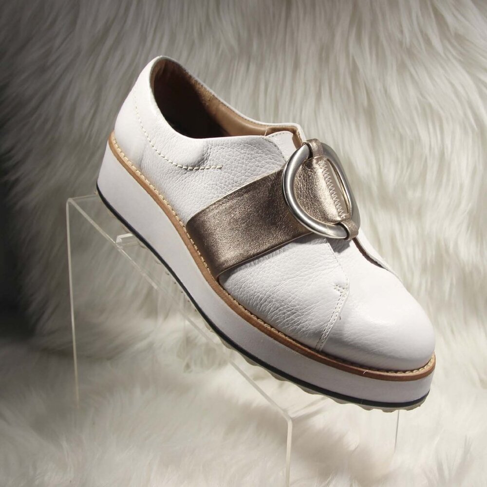 Bernardo Women’s Size 8M Slip-On Loafers White Leather Gold Strap Ring READ